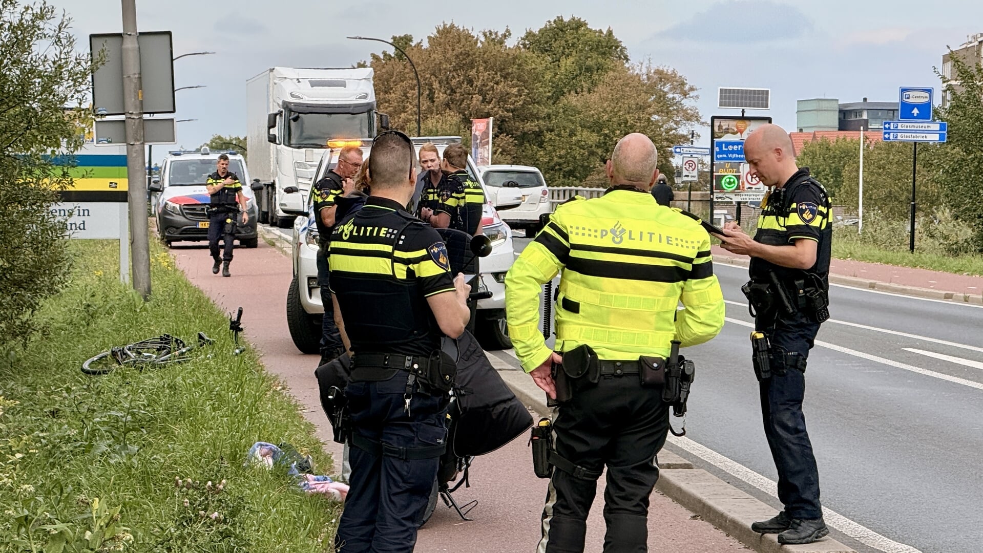 Scooterrijder en fietser botsen op Lingebrug in Asperen