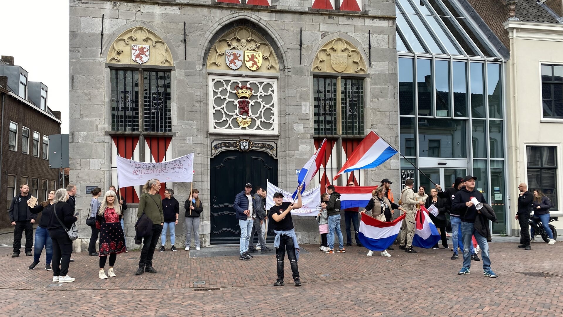 Protestmars in Vianen tegen komst asielopvang voor 338 vluchtelingen