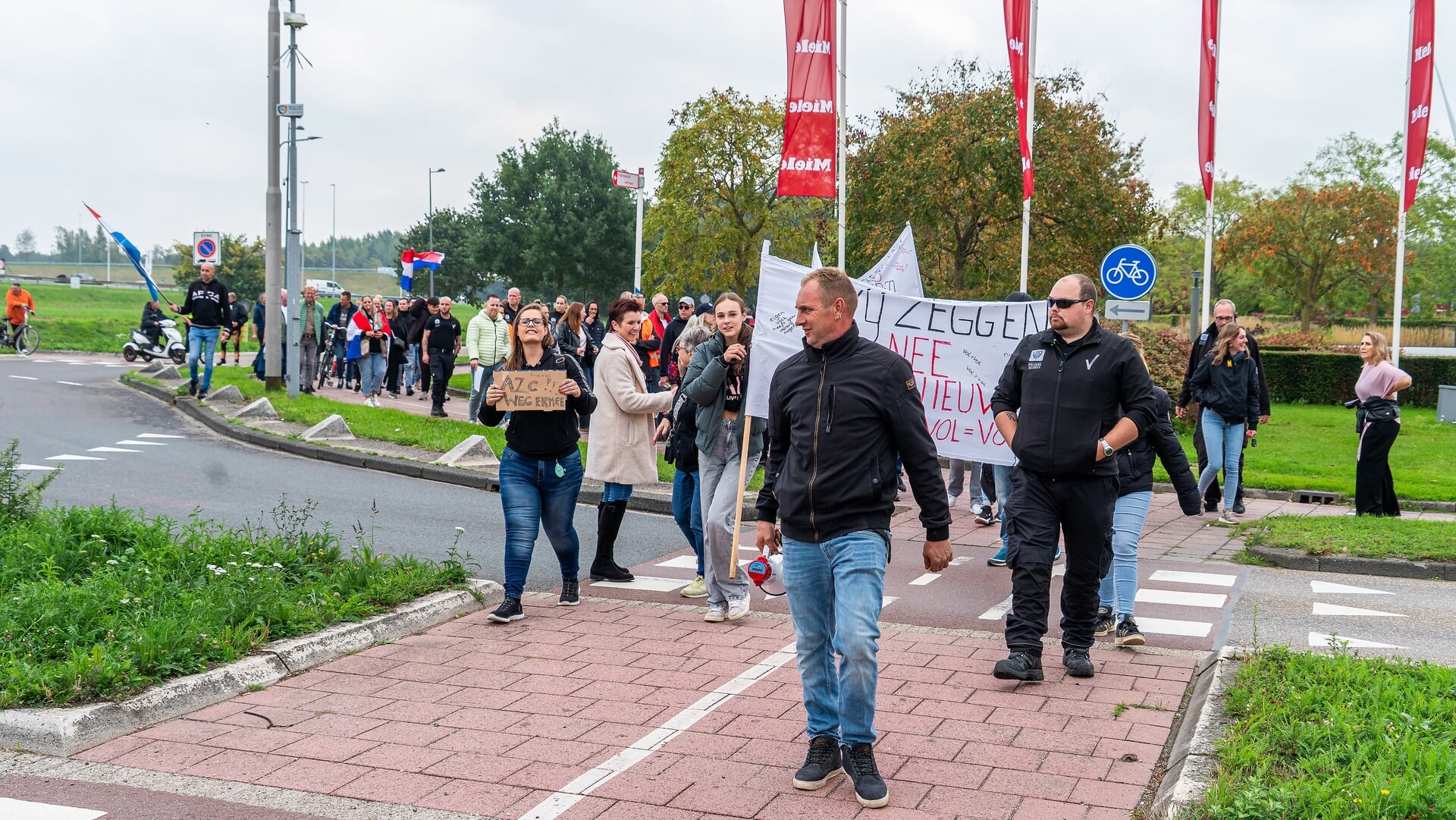 Protest tegen opvang in Vianen rustig verlopen: ‘Van mening verschillen kan dus ook op een normale m