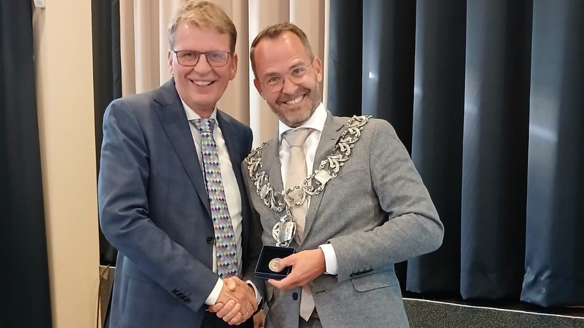 Erepenning in zilver voor vertrekkend burgemeester Laurens de Graaf