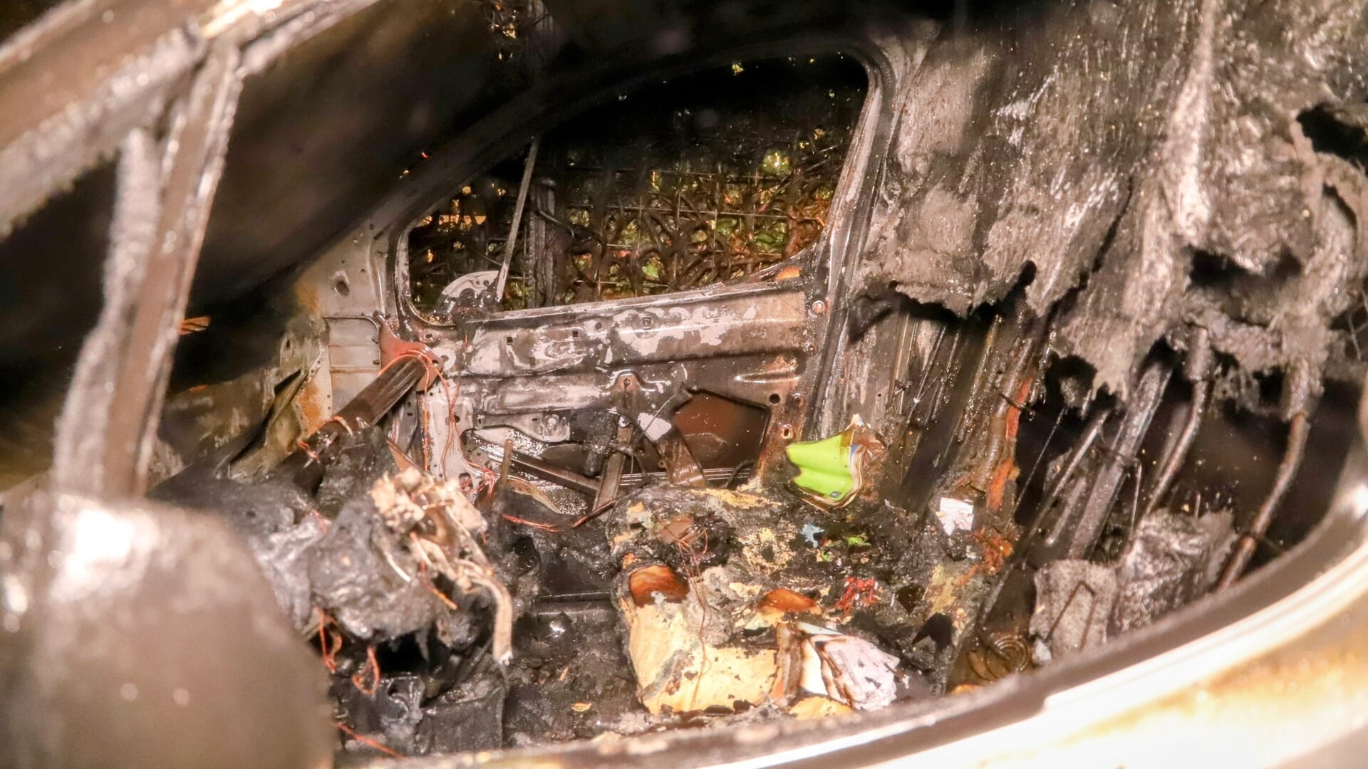Veel schade bij autobrand in Vuren