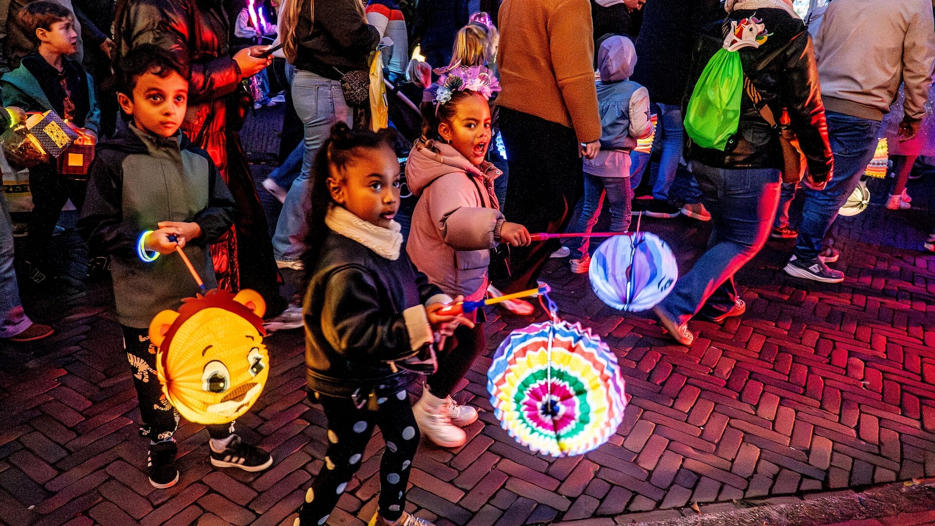 Kleurrijke lampionnenoptocht luidt paardenmarkt in Vianen in