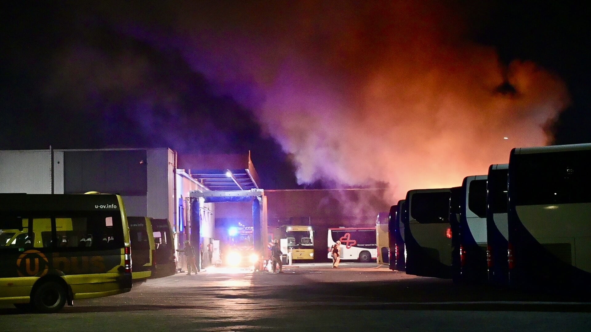 Bus in brand bij firma Pauw aan de Stuartweg in Vianen