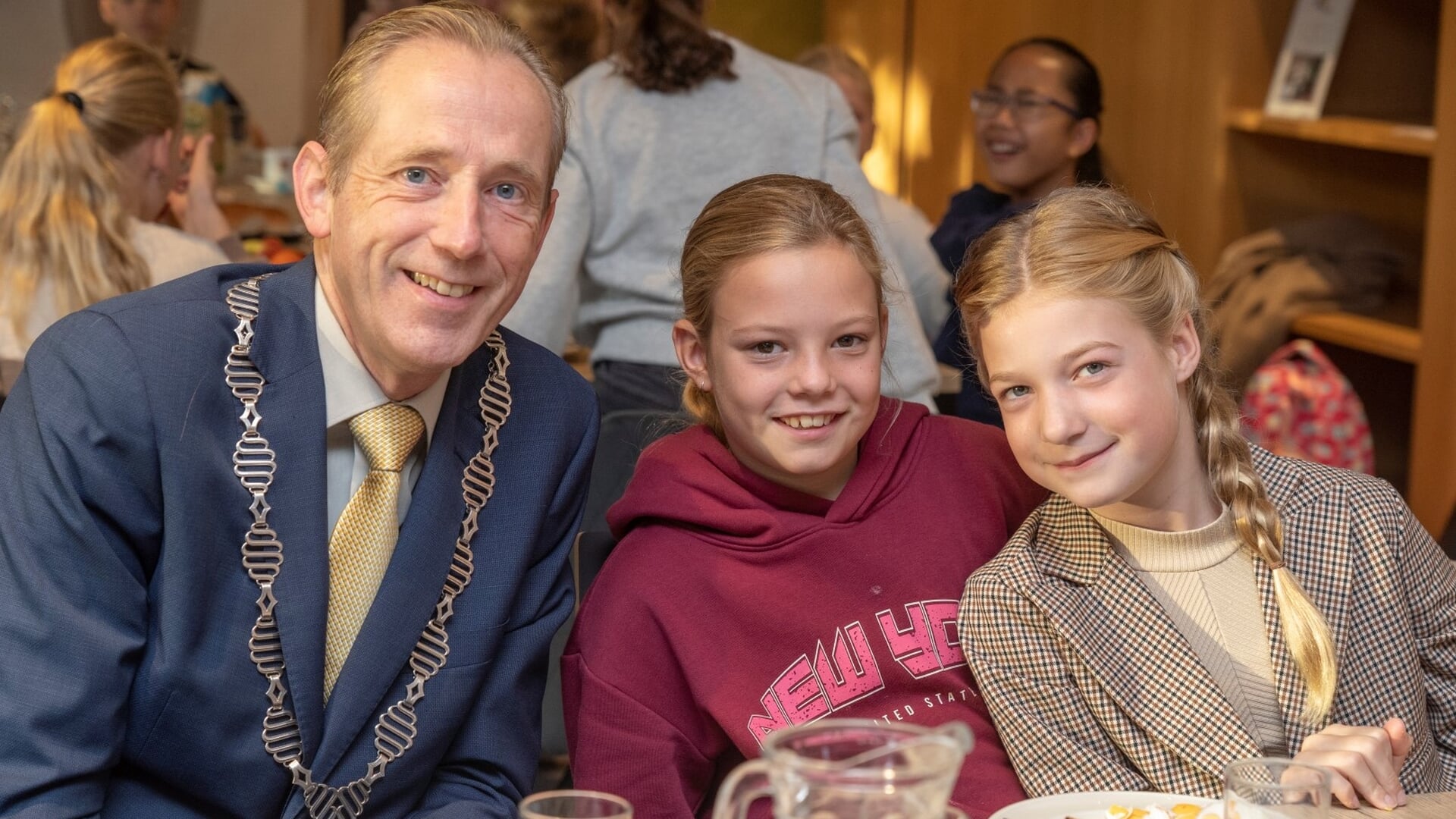 Leerlingen van Het Kompas ontbijten met burgemeester Boersma in Alblasserdam