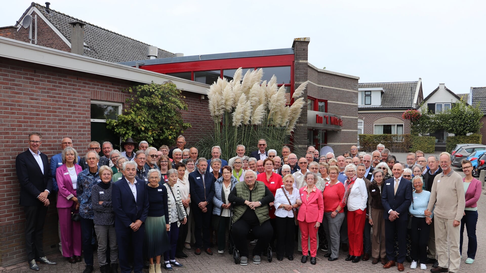 Gouden bruidsparen drinken koffie met college