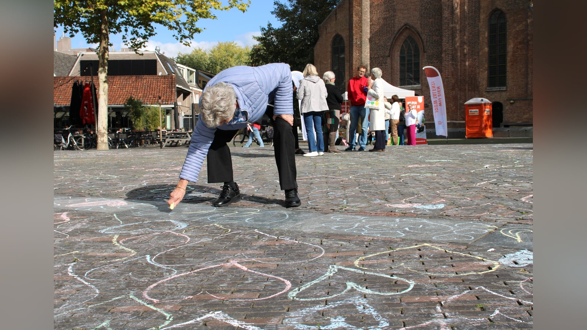 Kerkplein vol hartjes voor vrijwilligers in Woerden