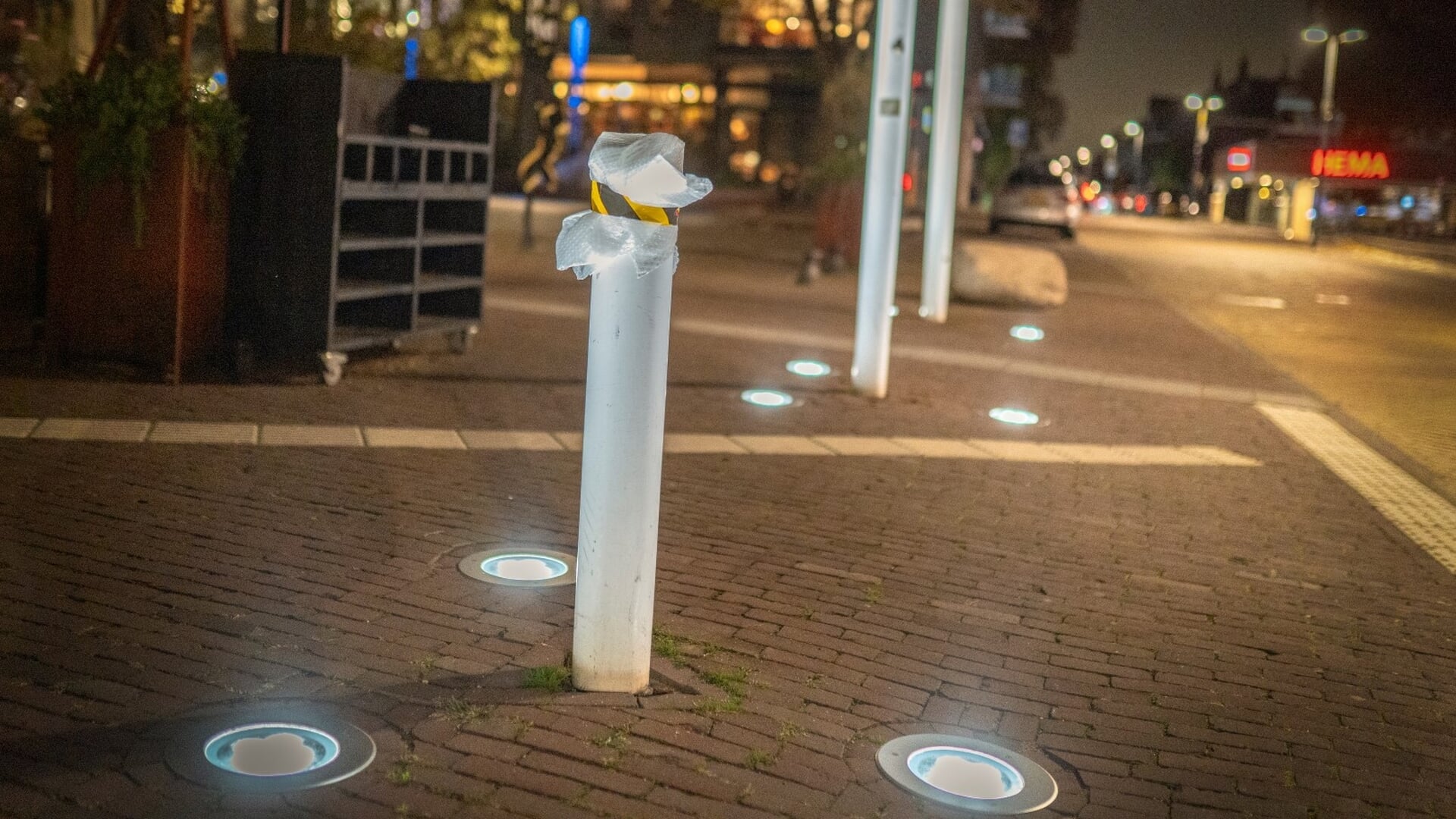 Vier mannen zagen vlaggenmast om waar zaterdag regenboogvlag gehesen zou worden