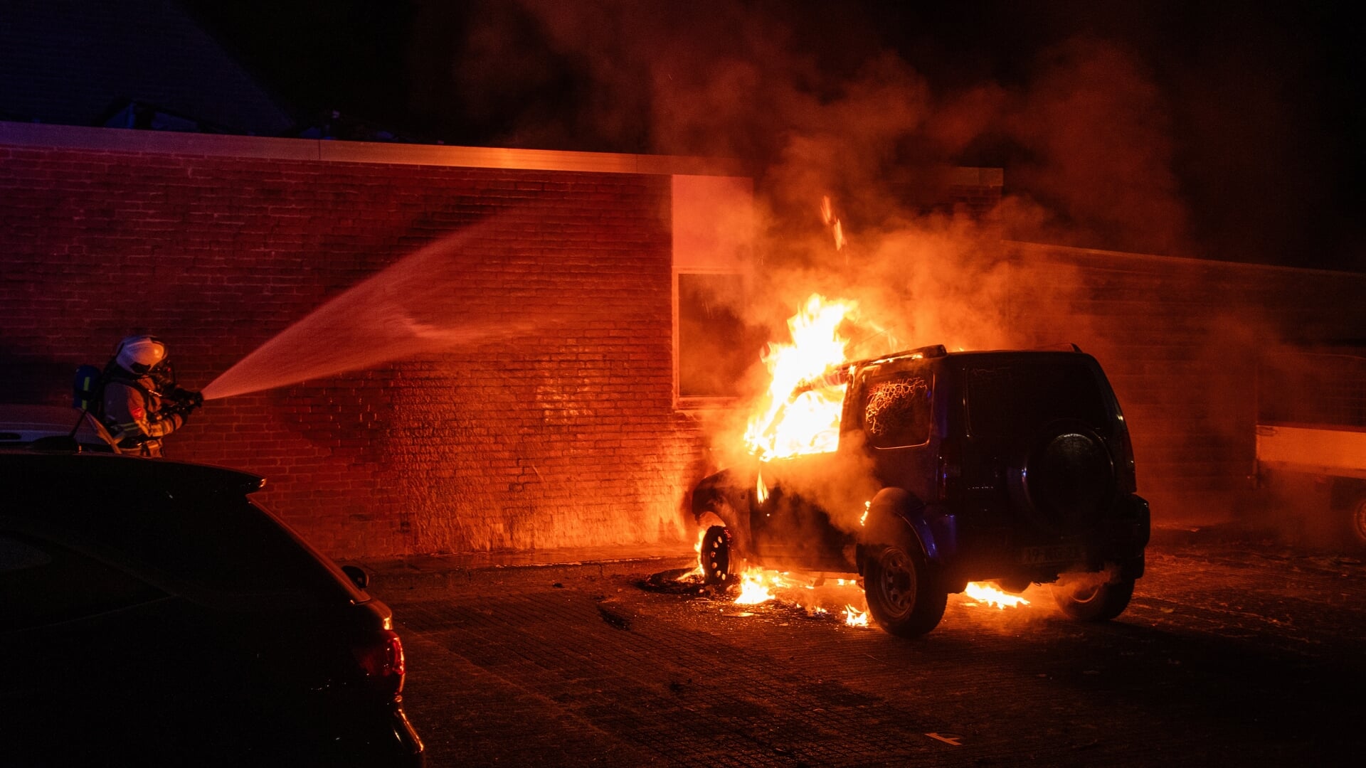 Brand verwoest auto aan De Korenmolen in Vianen: woning en andere voertuigen beschadigd