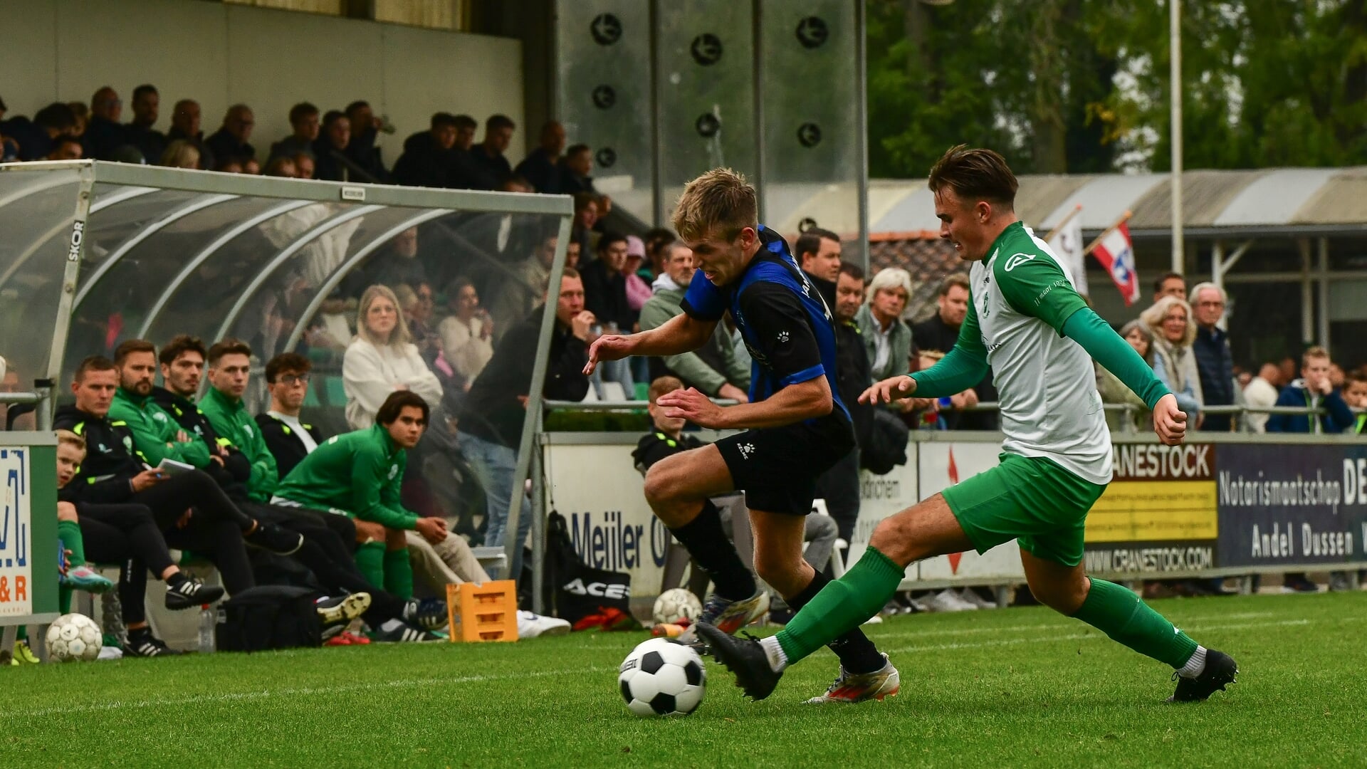 Voetbaldemonstratie van Streefkerk in Woudrichem; ploeg blijft aan kop