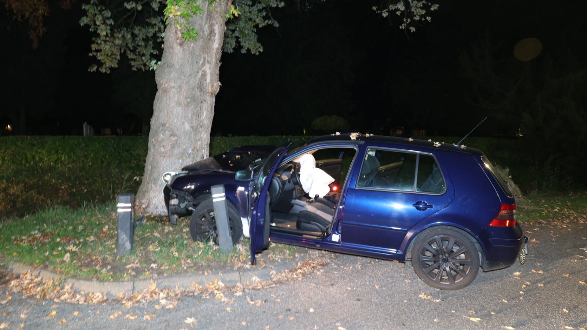 Auto tegen boom op de Bovenhof in Haaften