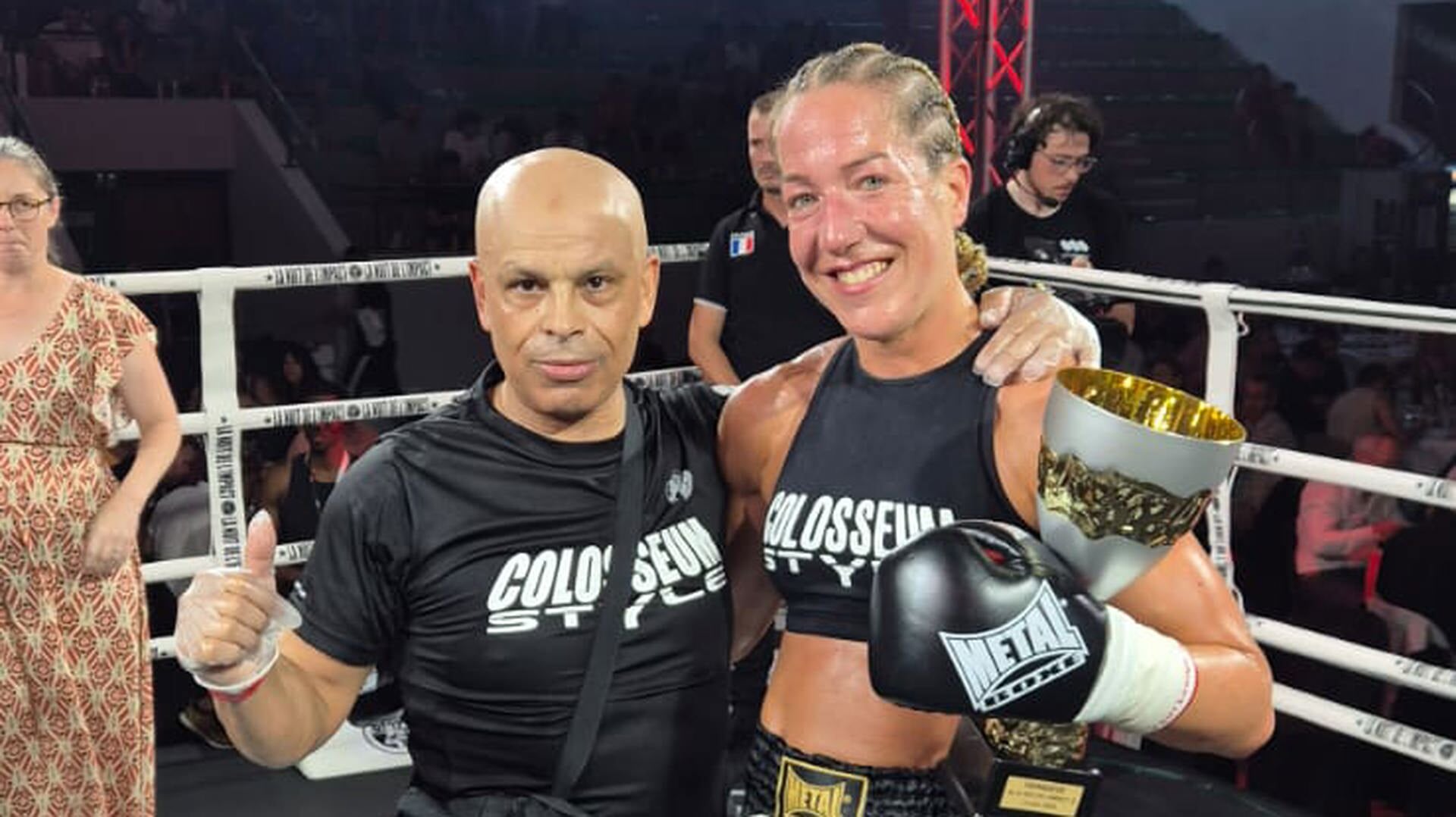Nieuwegeinse kickbokster Roos Rugenbrink wint gevecht op kickboksgala in Zeist
