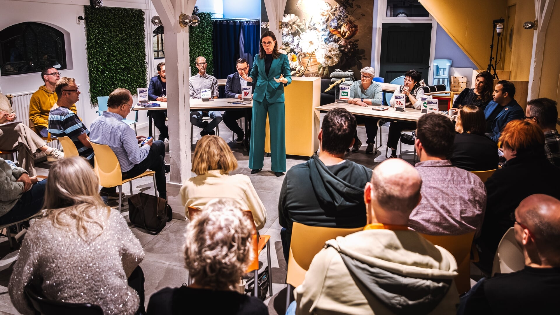 Veel vragen en ideeën bij Politiek Café in begrijpelijke taal in de Klup: ‘Heel nobel dat ze hier zi