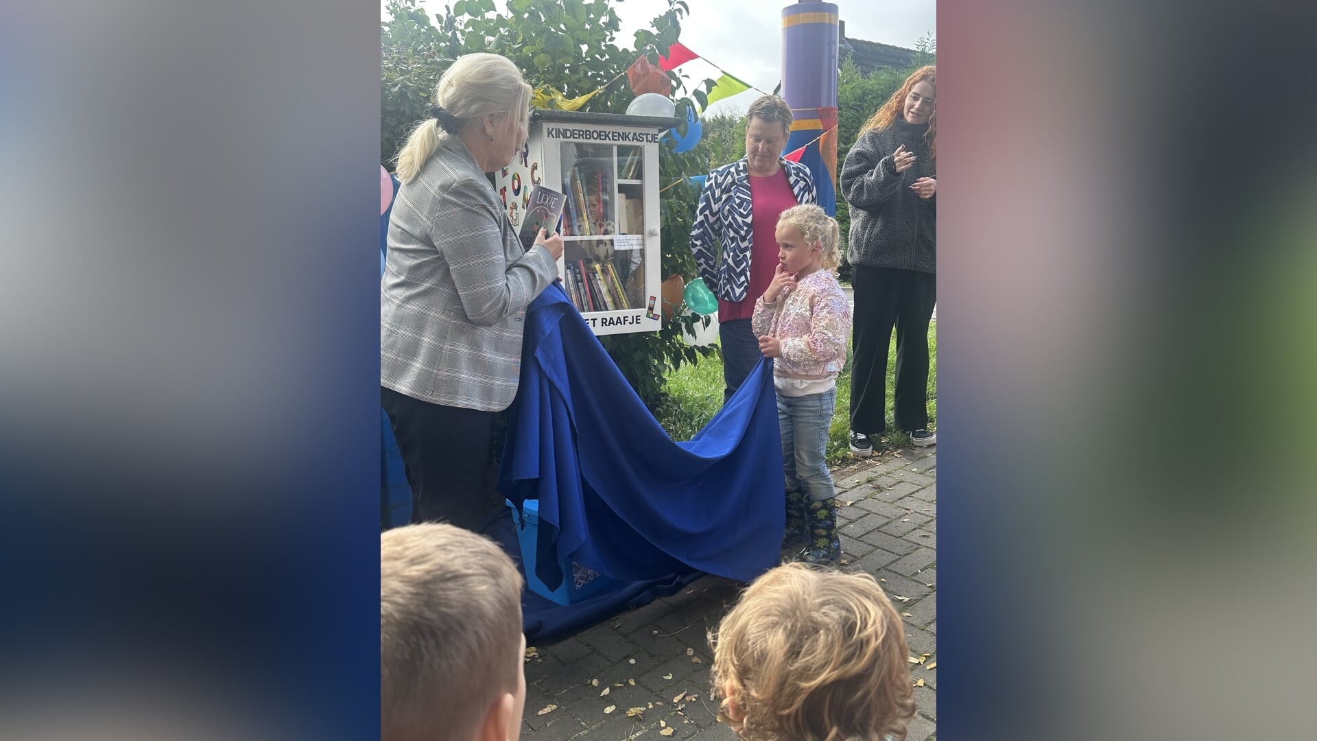 Derksenschool Ravenswaaij onthult Kinderboekenkastje Het Raafje