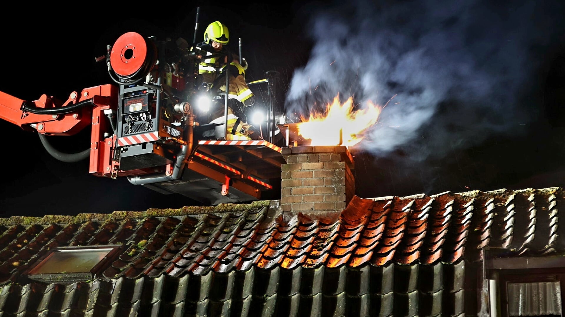 Schoorsteenbrand in Beesd met veel rook