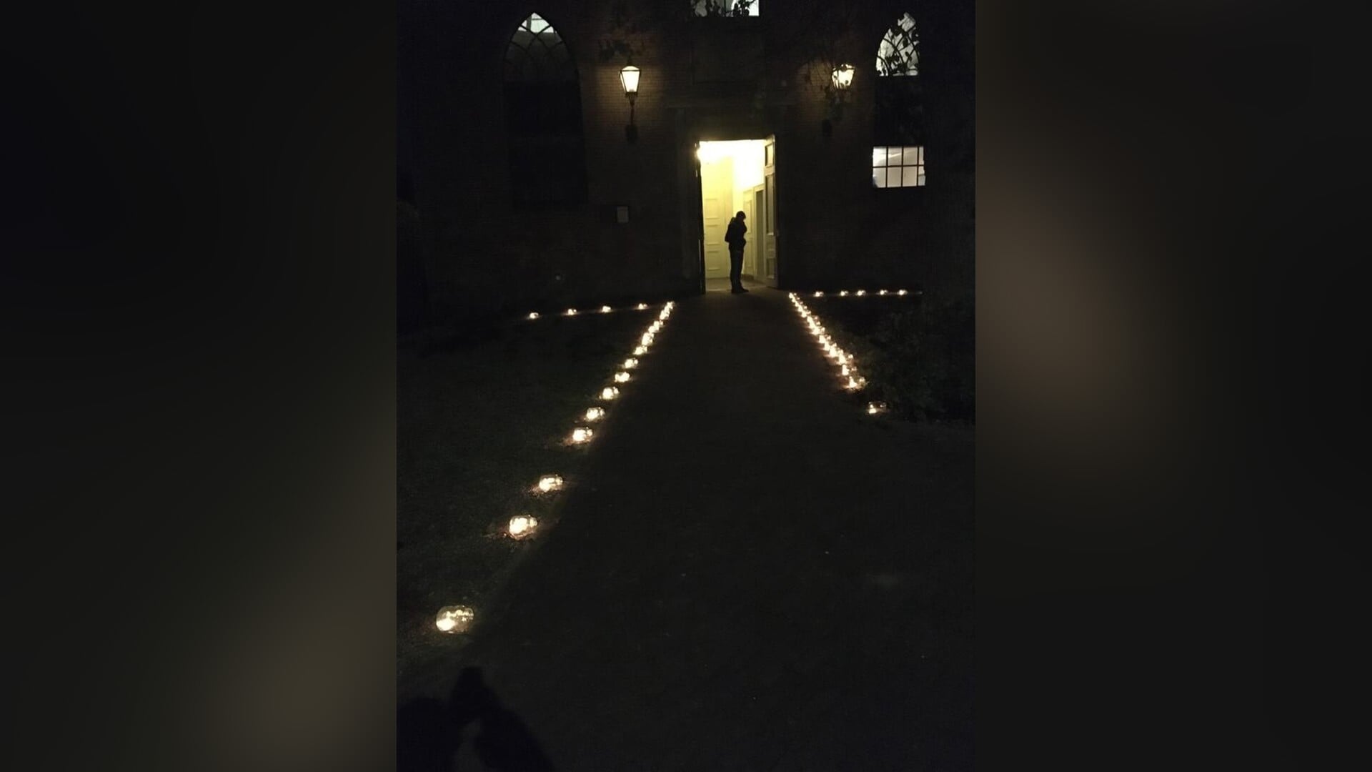 Lichtjesavond in Deil en Enspijk: stil herdenken bij kaarslicht
