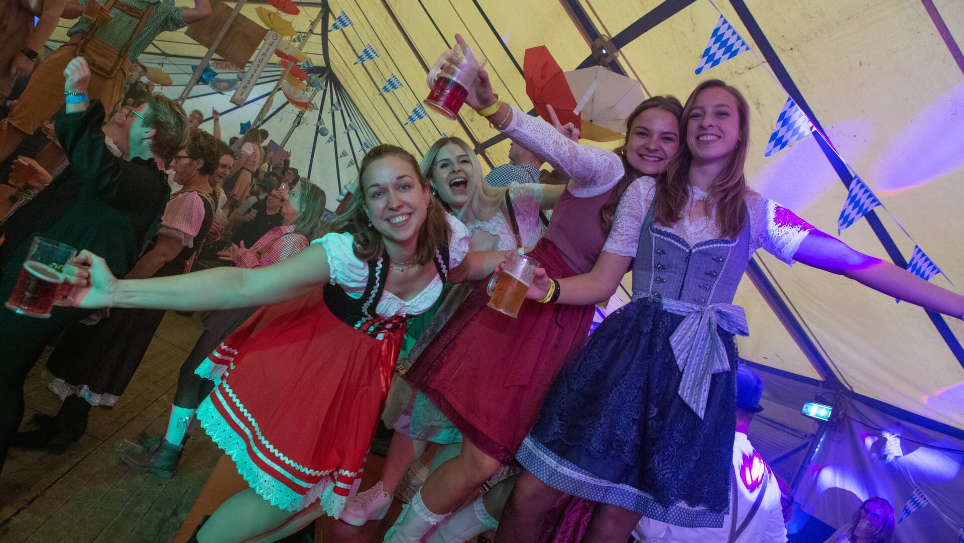 Oktoberfest Buurmalsen: tent vol Dirndls en Lederhosen