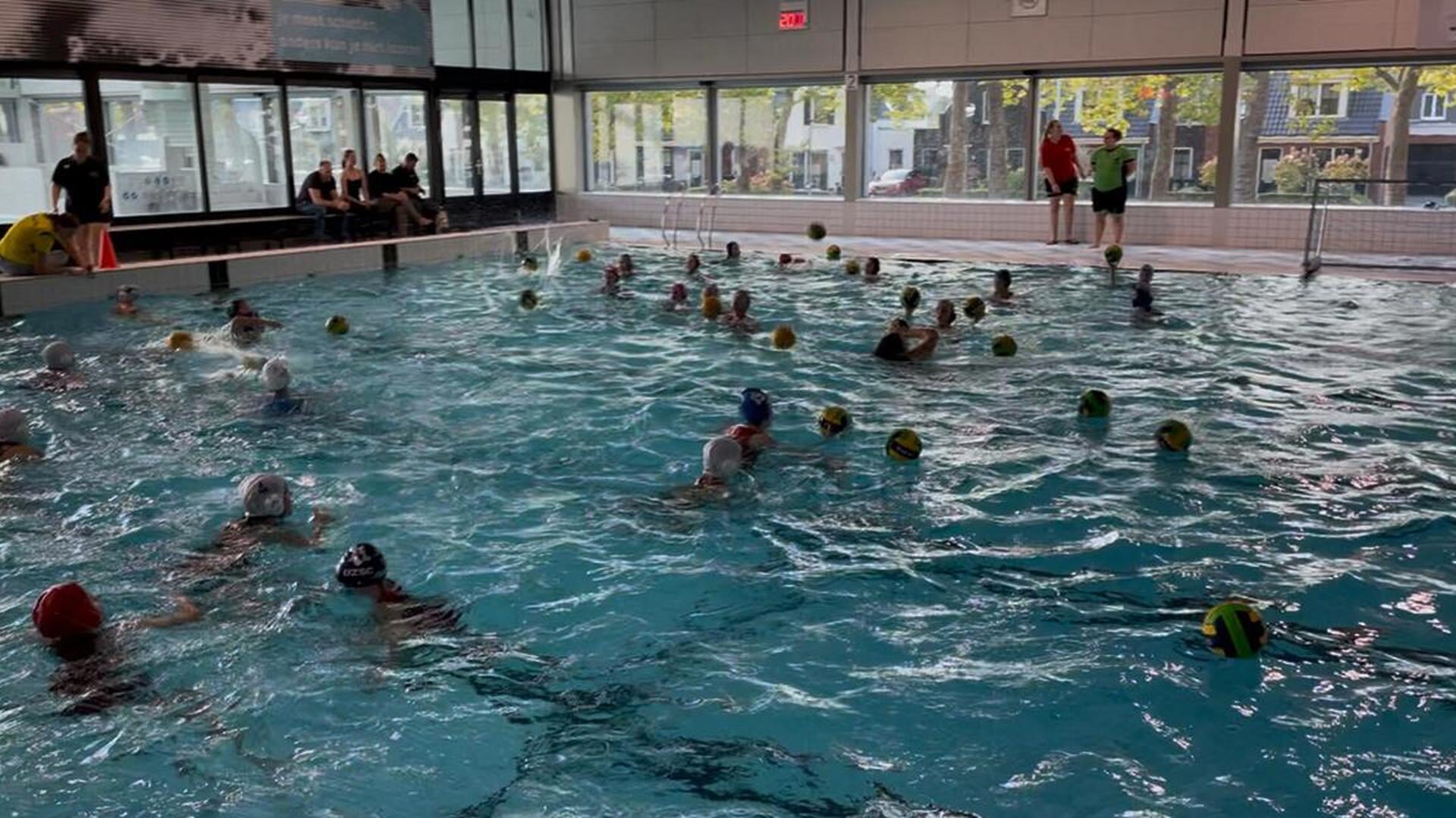 Ruim 30 speelsters bij eerste Girls Only-waterpolotraining