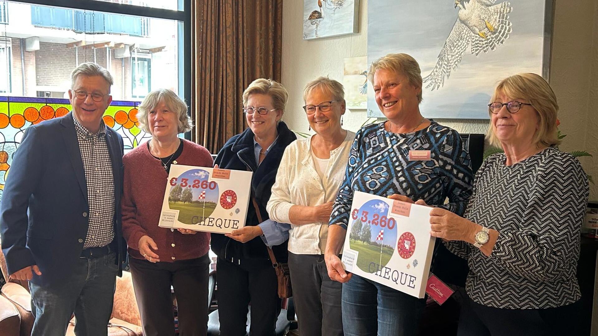Golfclub Veldzijde schenkt 3.260 euro aan regionale inloophuizen waaronder Samen sterk huis in Woerd