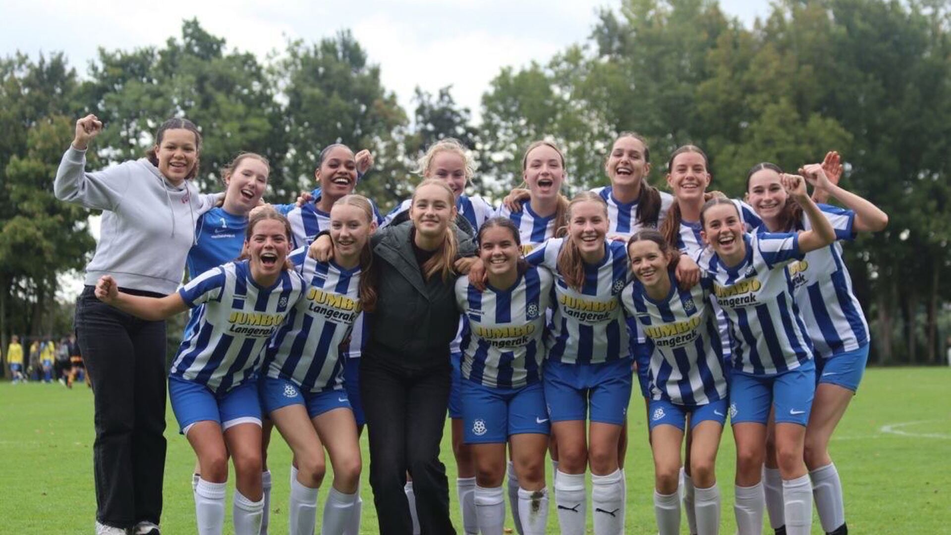 Blije gezichten op het voetbalveld: SC Woerden MO17-1 promoveert naar 1e divisie