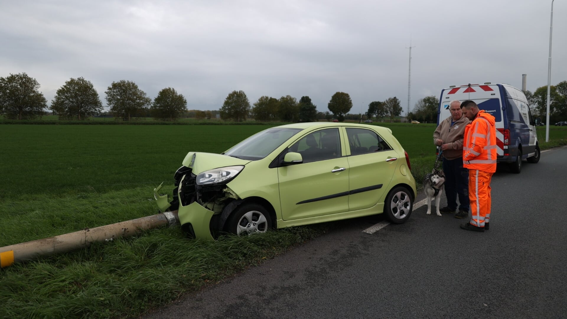 Auto knalt tegen lantaarnpaal op de Zeiving in Vuren