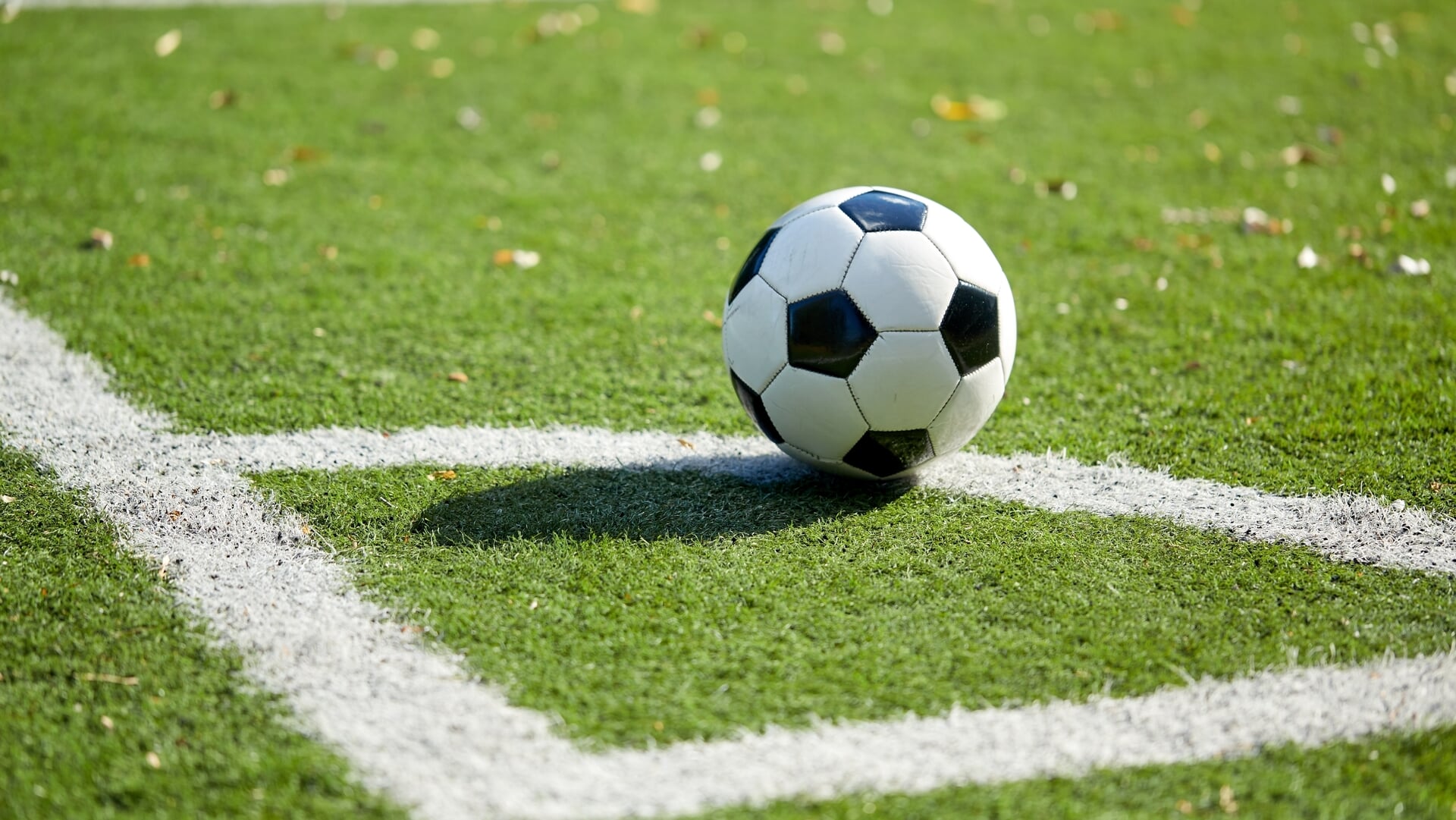 JSV Nieuwegein Ladies spelen benefietduel tegen vrouwelijk team van bekende YouTubers en influencers