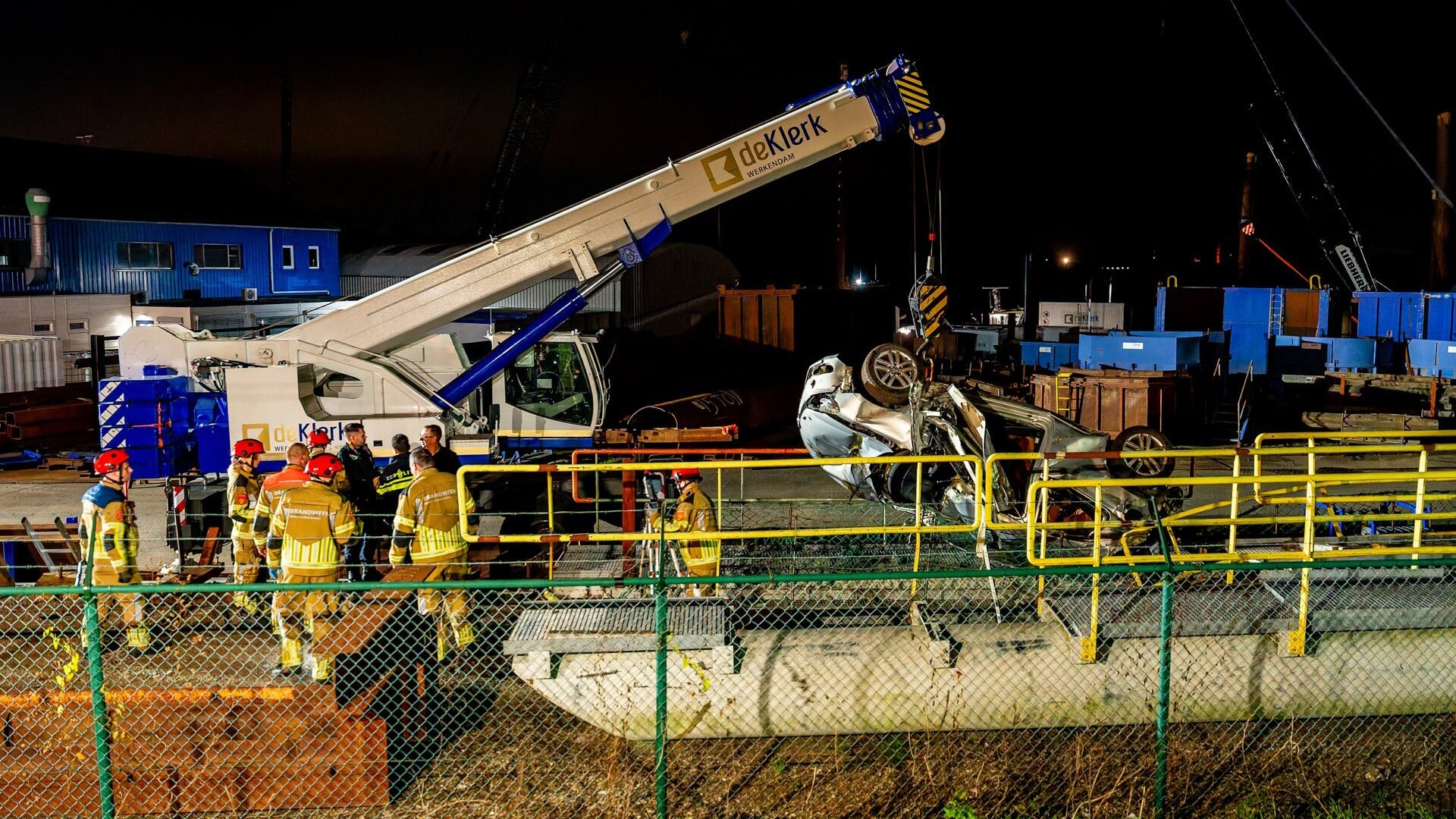 Auto belandt op kop na val van dijk in Woudrichem: twee gewonden