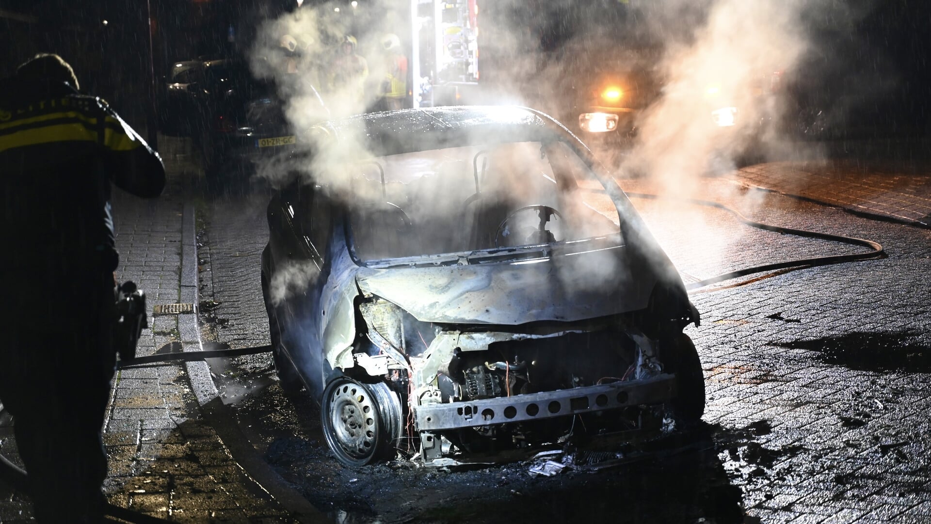 Auto gaat in vlammen op aan Kerkstraat in Nieuwegein