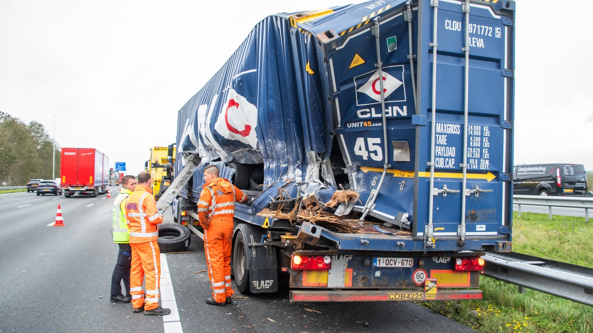 Kapotte vrachtwagen leidt tot ongeluk op A12