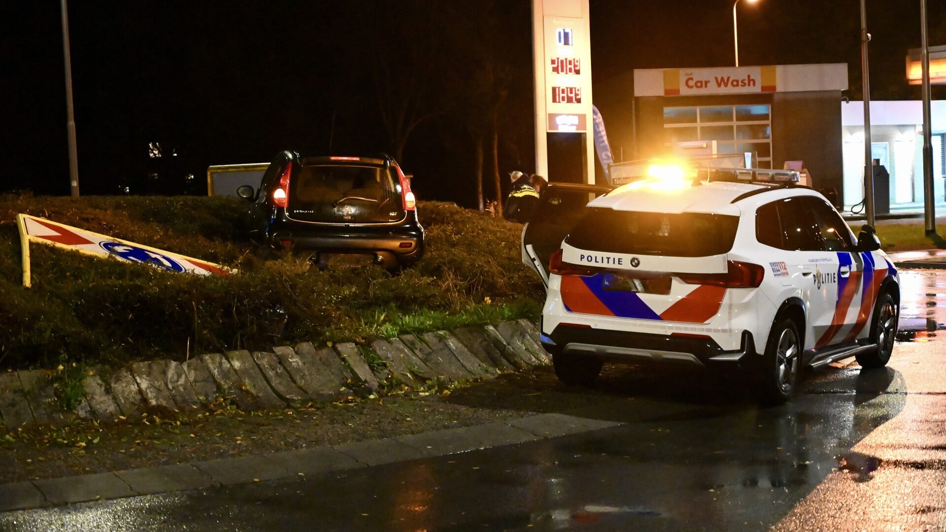 Auto belandt op rotonde bij N484 in Schoonrewoerd, inzittende meegenomen door politie