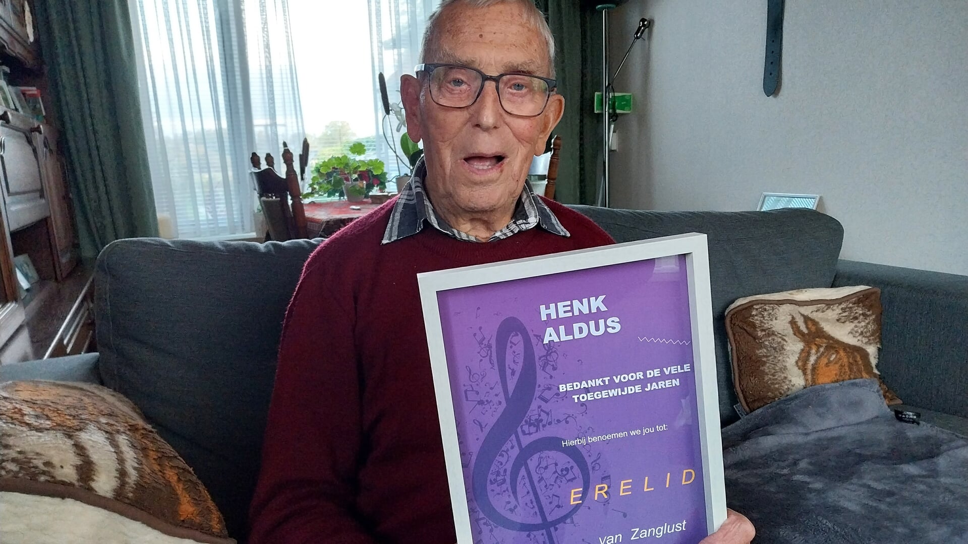 Eregast bij jubileumconcert van Zanglust: Henk Aldus bromt mee vanuit het publiek