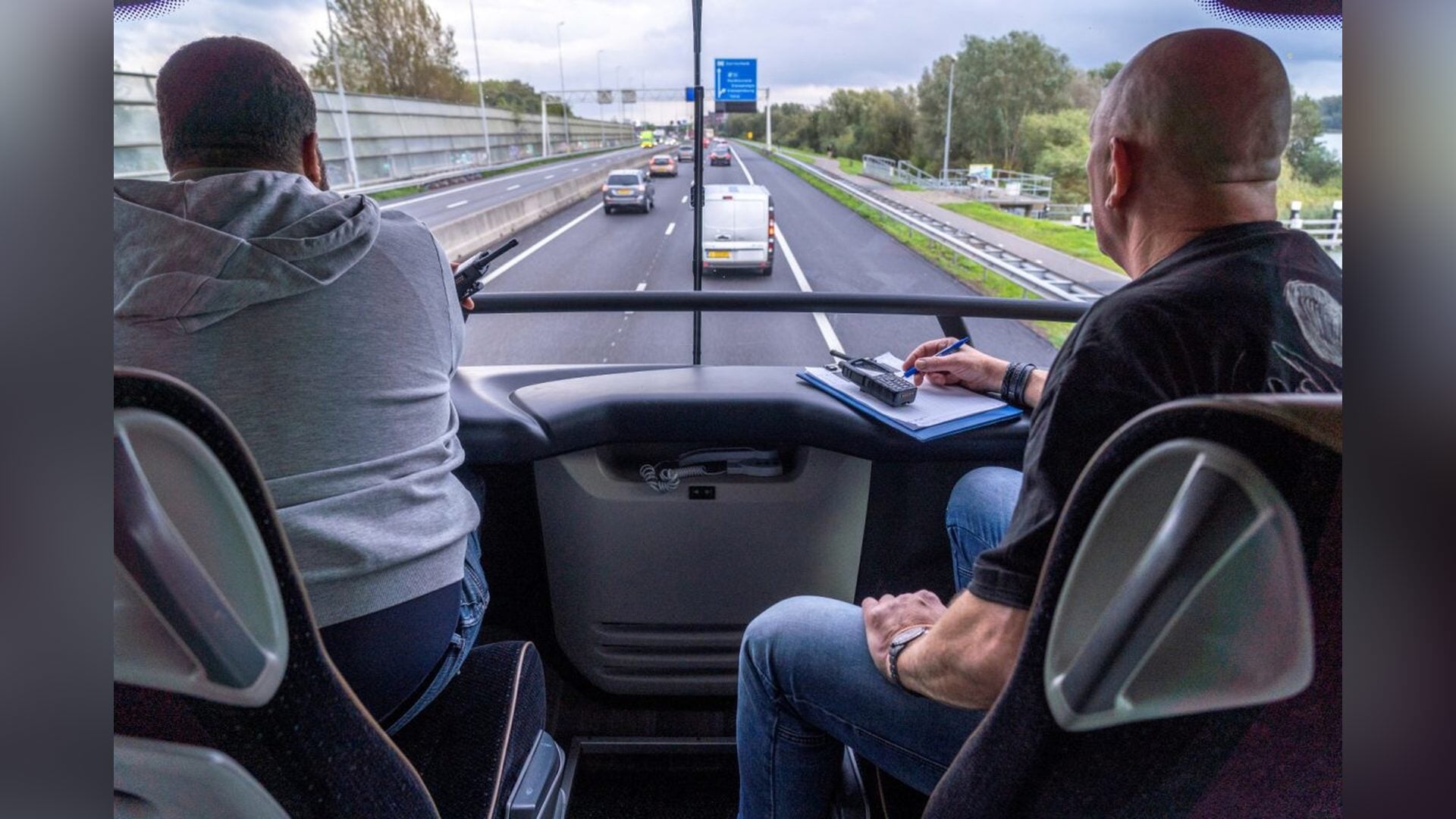 Politie betrapt vanuit bus 64 bestuurders met telefoon in hand op A15