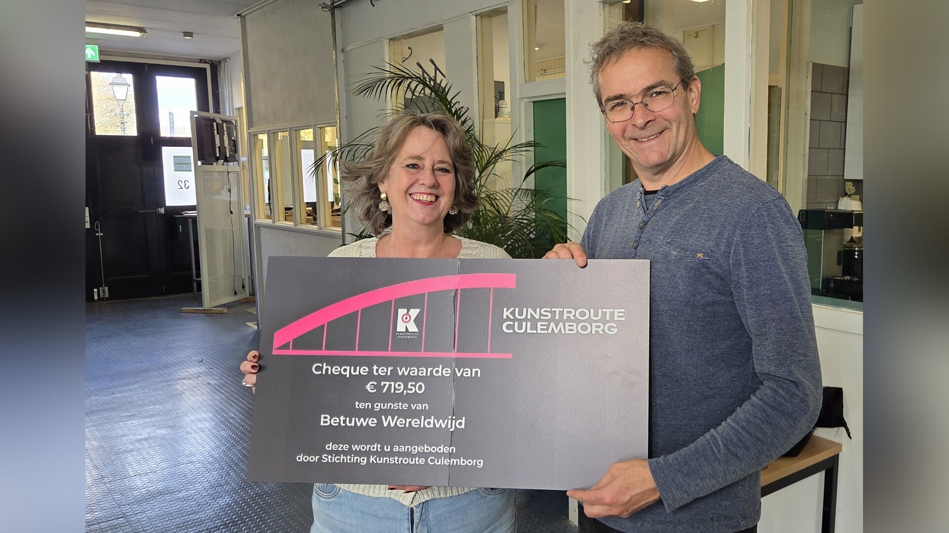Stichting Wereldwijd ontvangt cheque van Kunstroute Culemborg