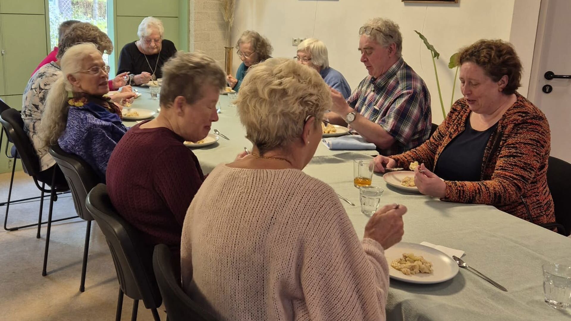 Aanschuiven bij eettafel in De Oude Praktijk