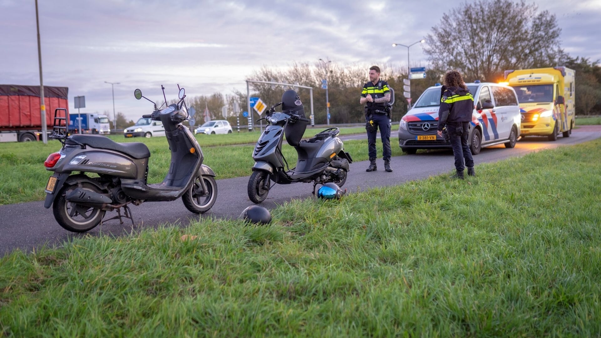 Twee gewonden bij botsing tussen scooters in Alblasserdam