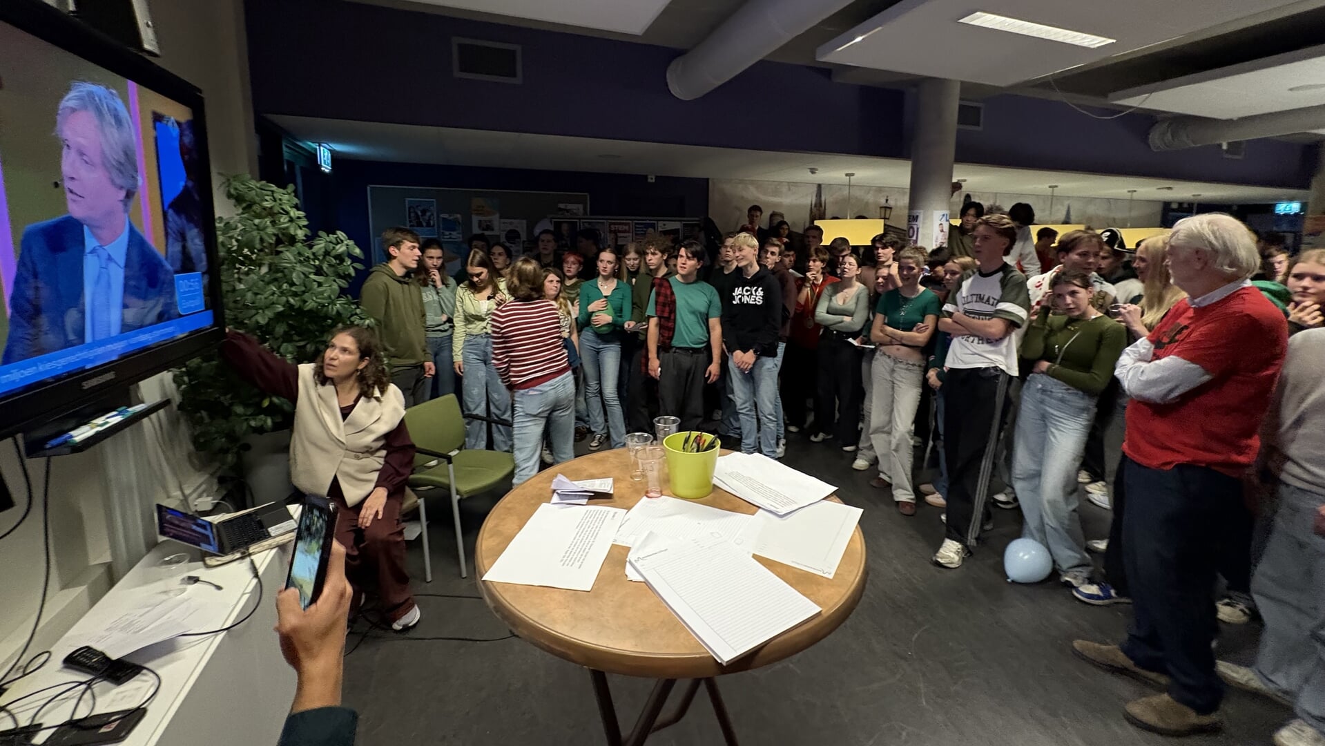 Leerlingen beleven verkiezingsavond op het Minkema College