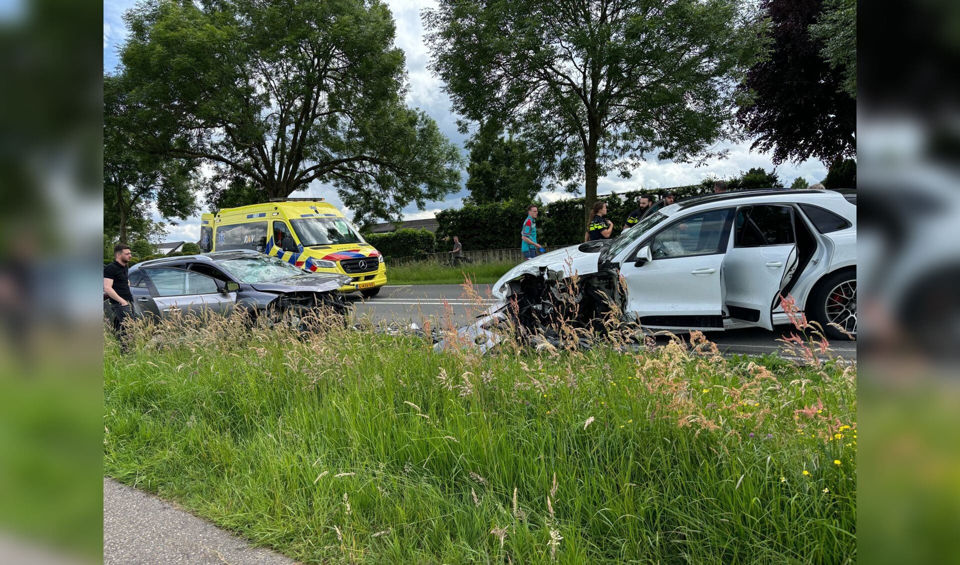 Dode En Drie Gewonden Bij Zwaar Ongeluk Met Vier Auto’s Tussen Gassel ...