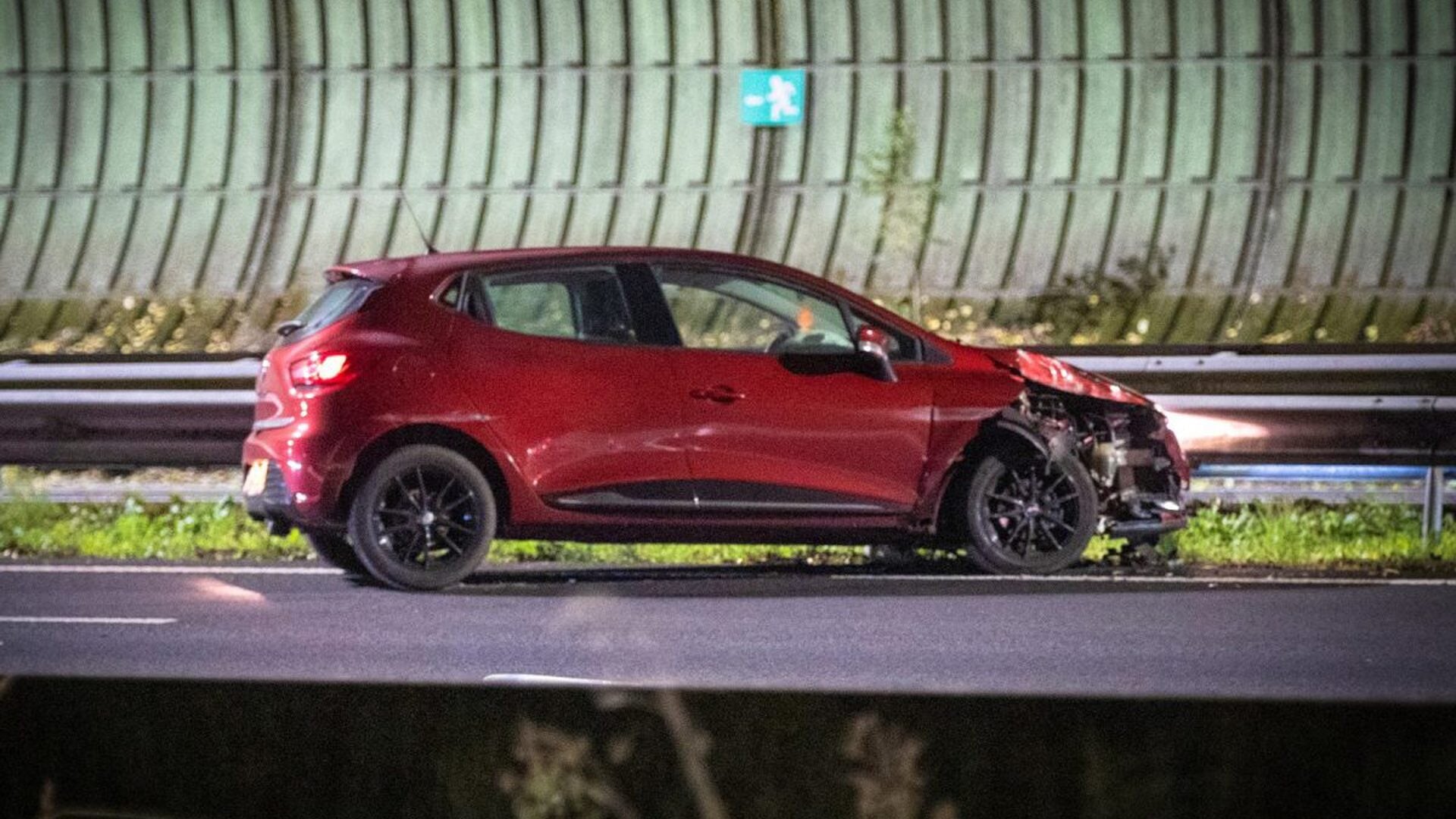 Auto botst tegen pijlwagen op A15 bij Oud-Alblas