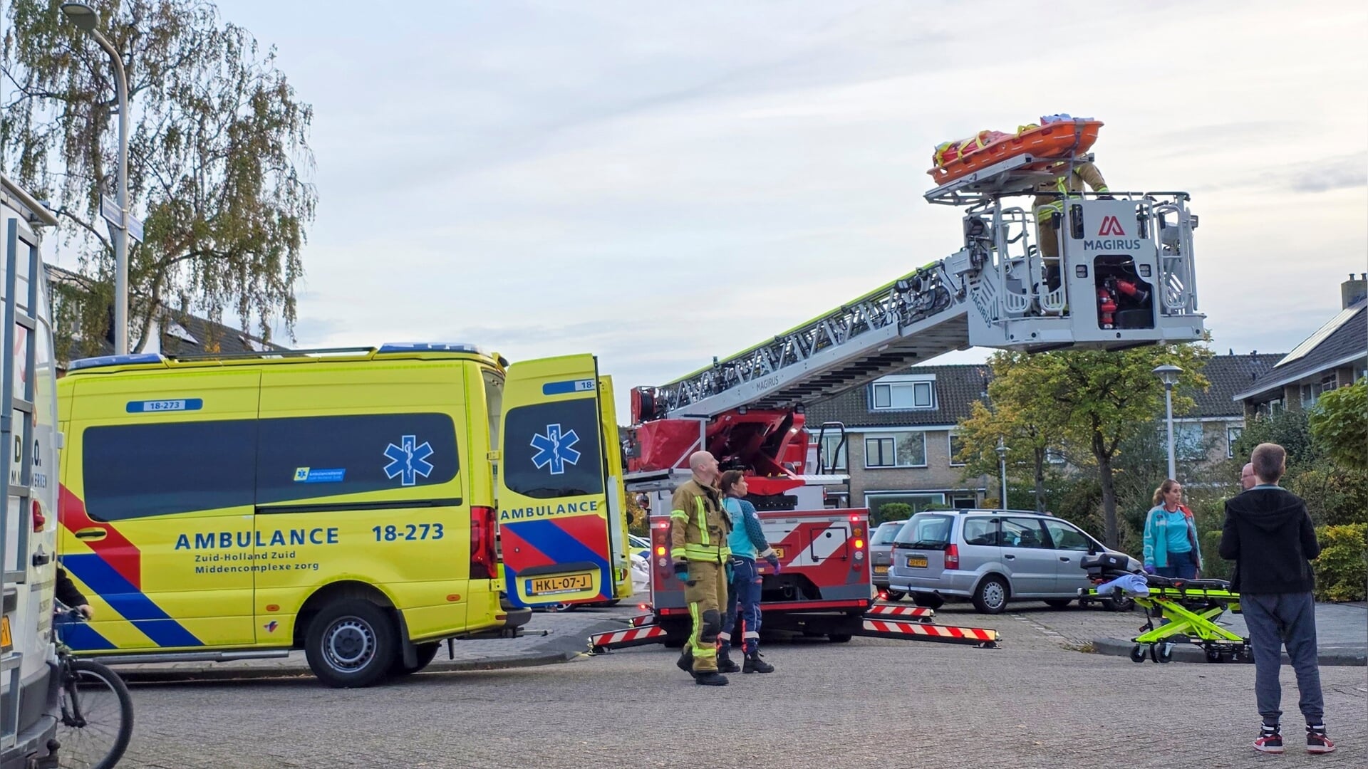 Brandweer haalt man met ladderwagen uit woning Alblasserdam
