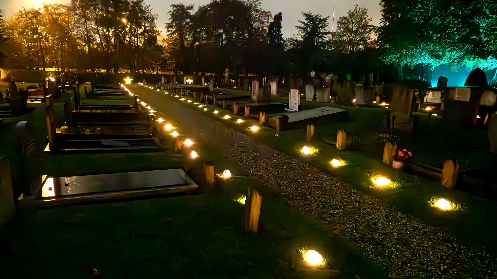 Morgen op de Algemene Begraafplaats in Vianen: Lichtjes in de Duisternis