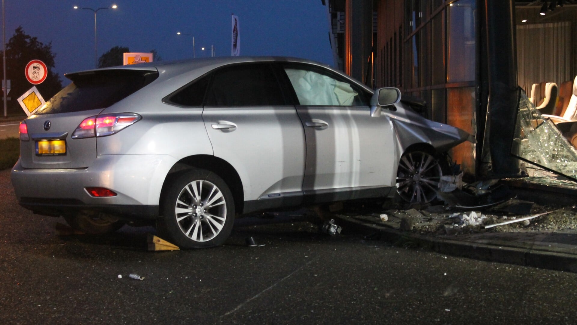 Auto rijdt in op woonwinkel in IJsselstein, bestuurder spoorloos