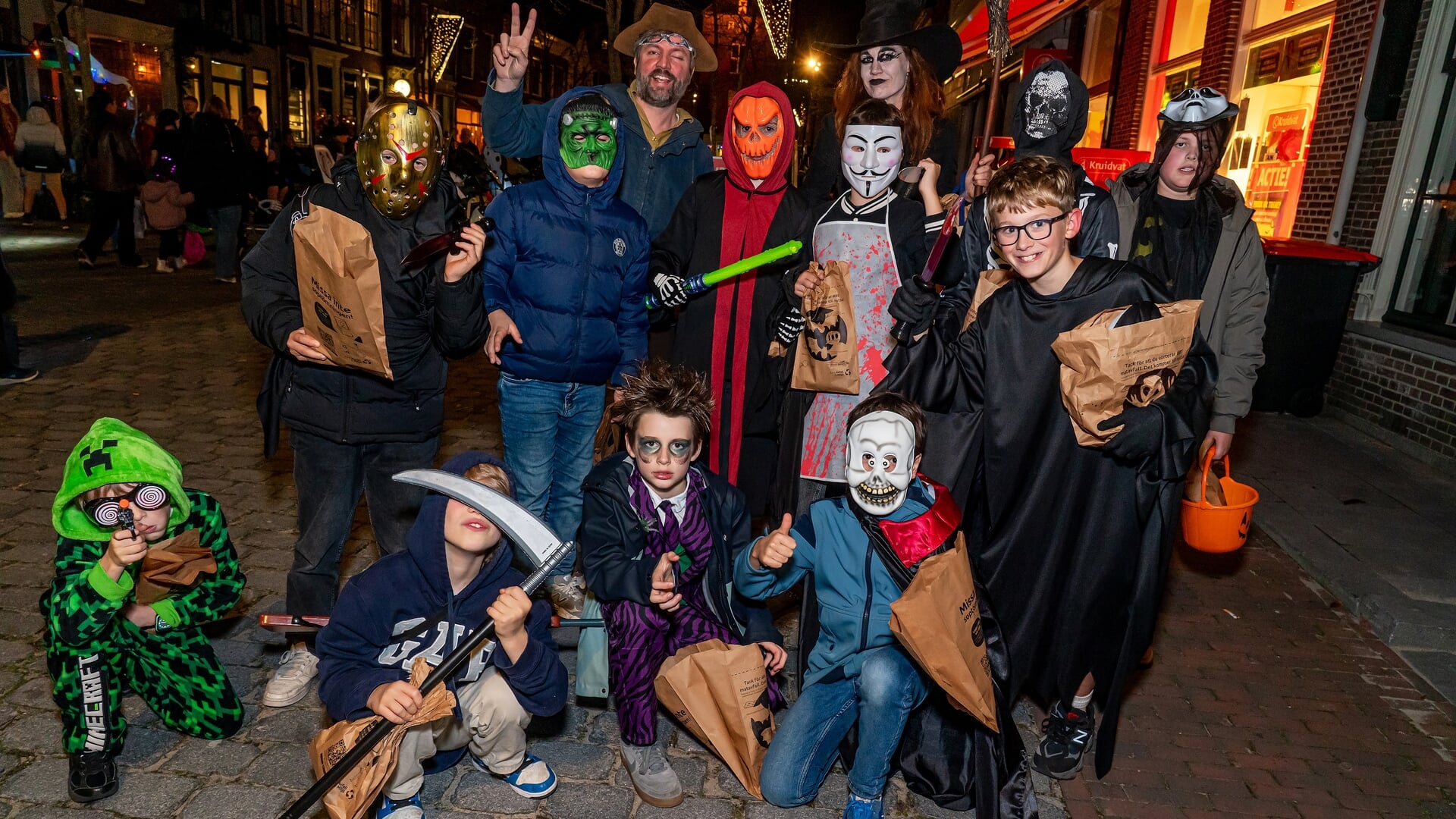 Viaanse kinderen griezelen tijden Halloween op de Voorstraat