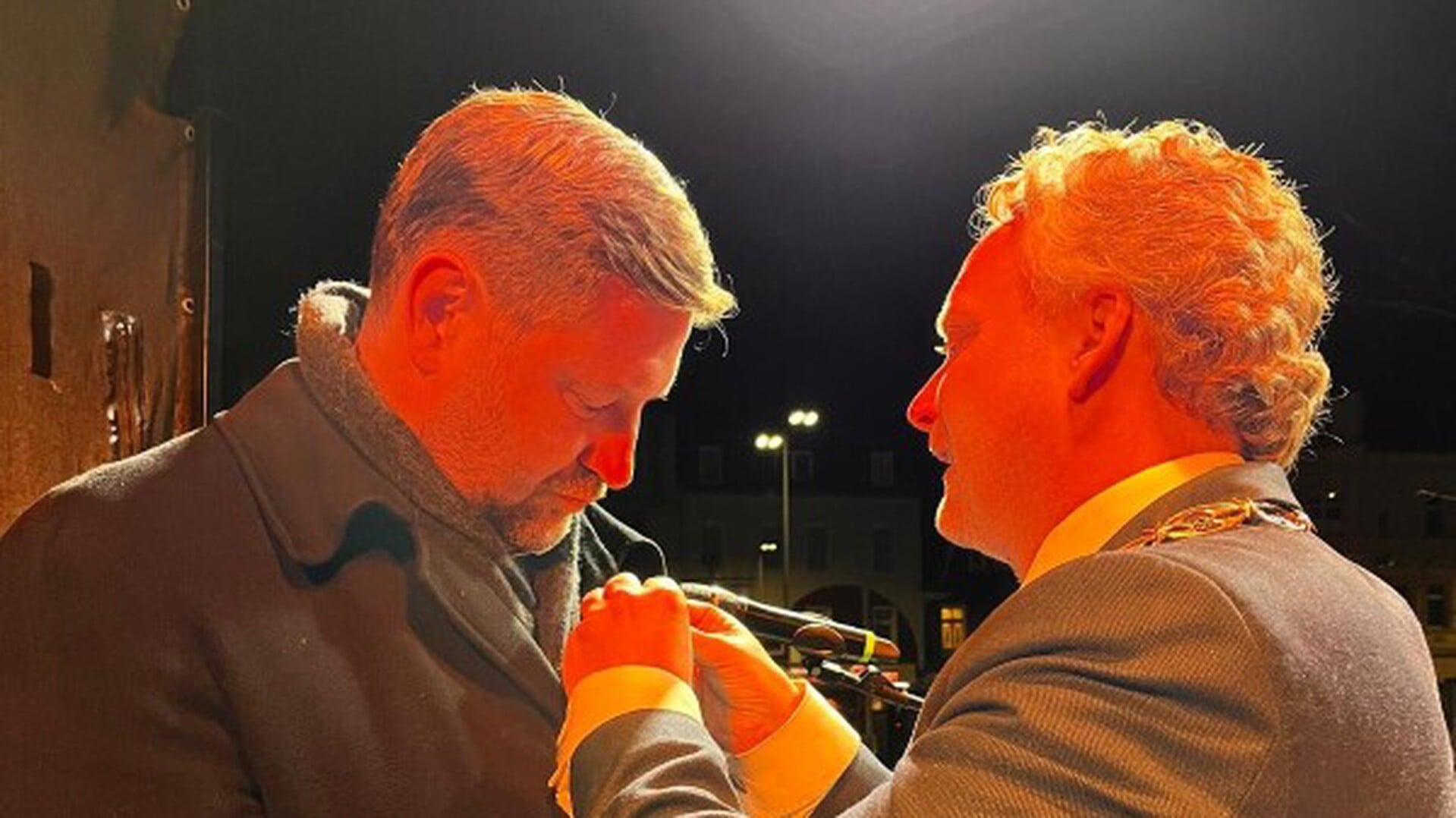 Erepenning voor burgemeester Tim Kurzbach bij afscheid in Solingen