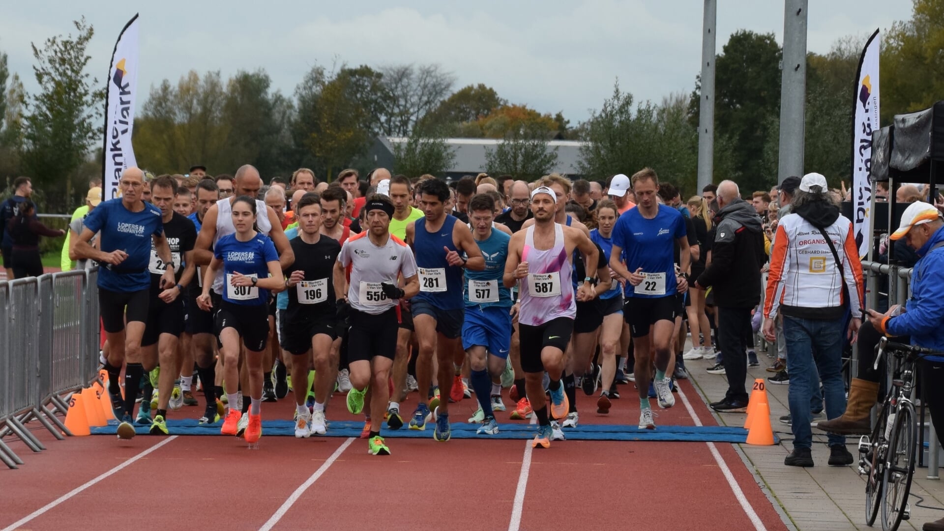 Jubileumeditie van Vestingstadloop trekt honderden lopers naar Sleeuwijk: recordbrekende prestaties