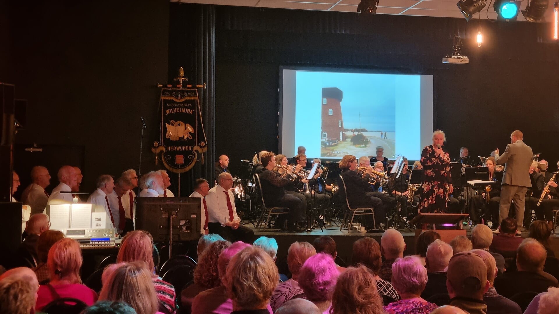 Bomvolle zaal bij concert ‘Langs de Waal’ in De Poort in Herwijnen