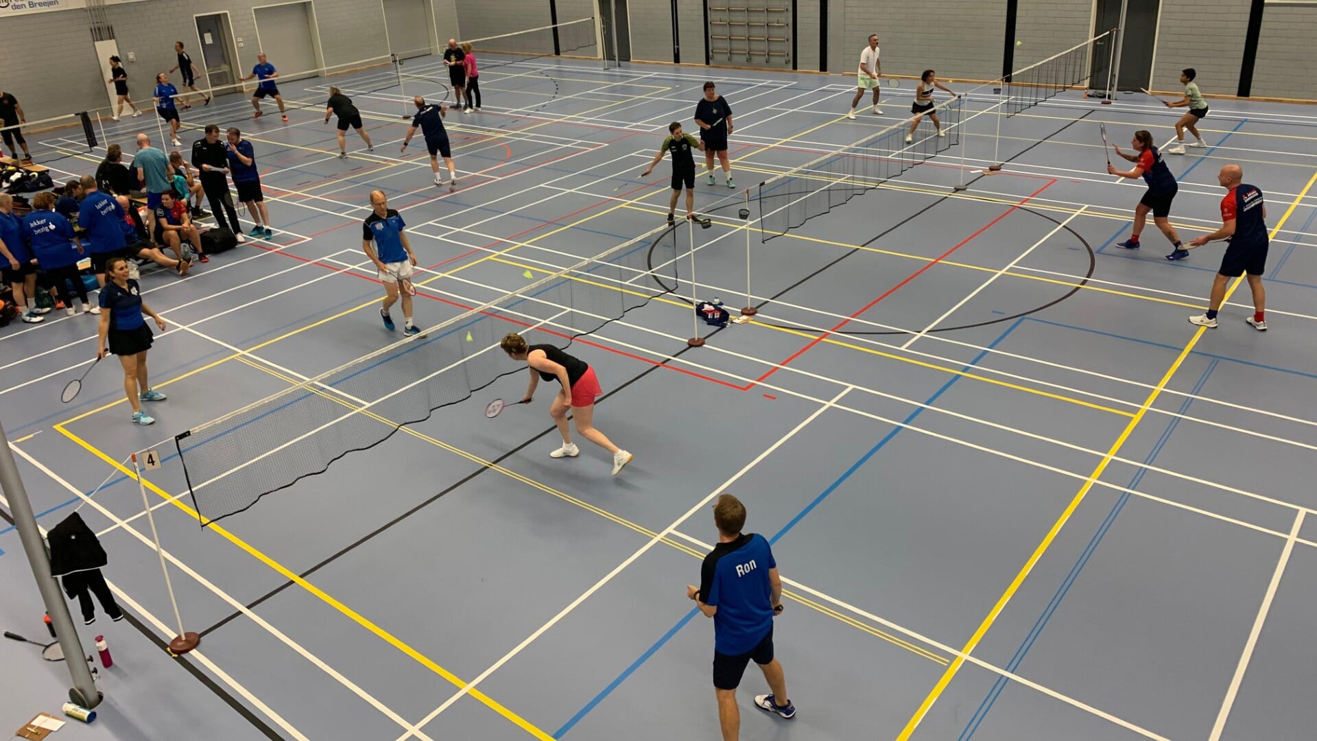 BC Wammes uit Asperen slaat erop los bij badmintontoernooi met 114 spelers