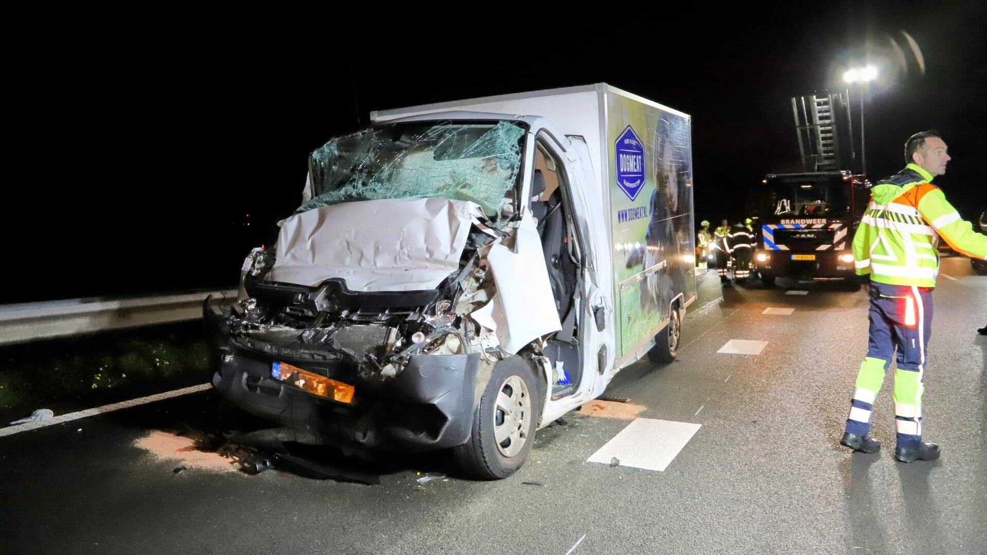 Bestelauto botst op vrachtauto op A15 bij Geldermalsen