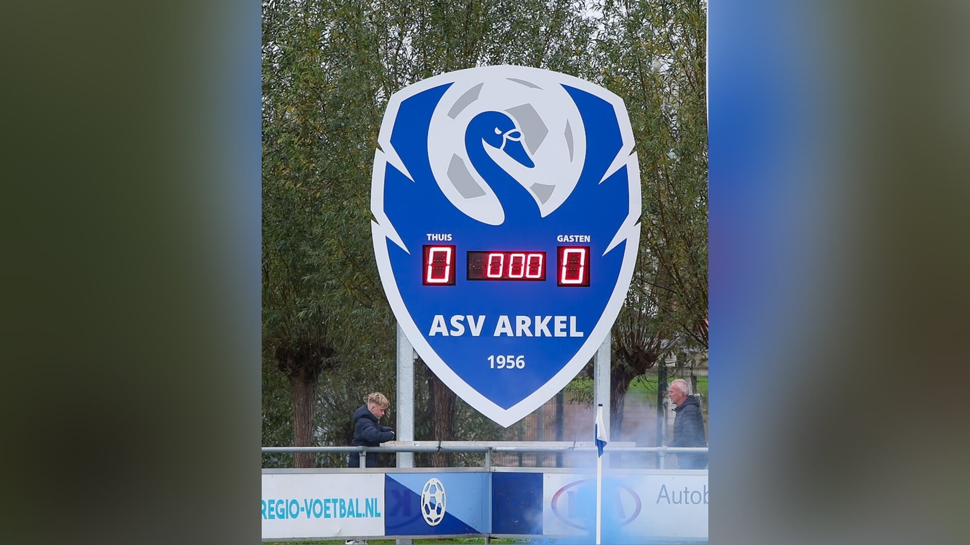 Club van 100 ASV Arkel schenkt uniek scorebord | Al het nieuws uit ...