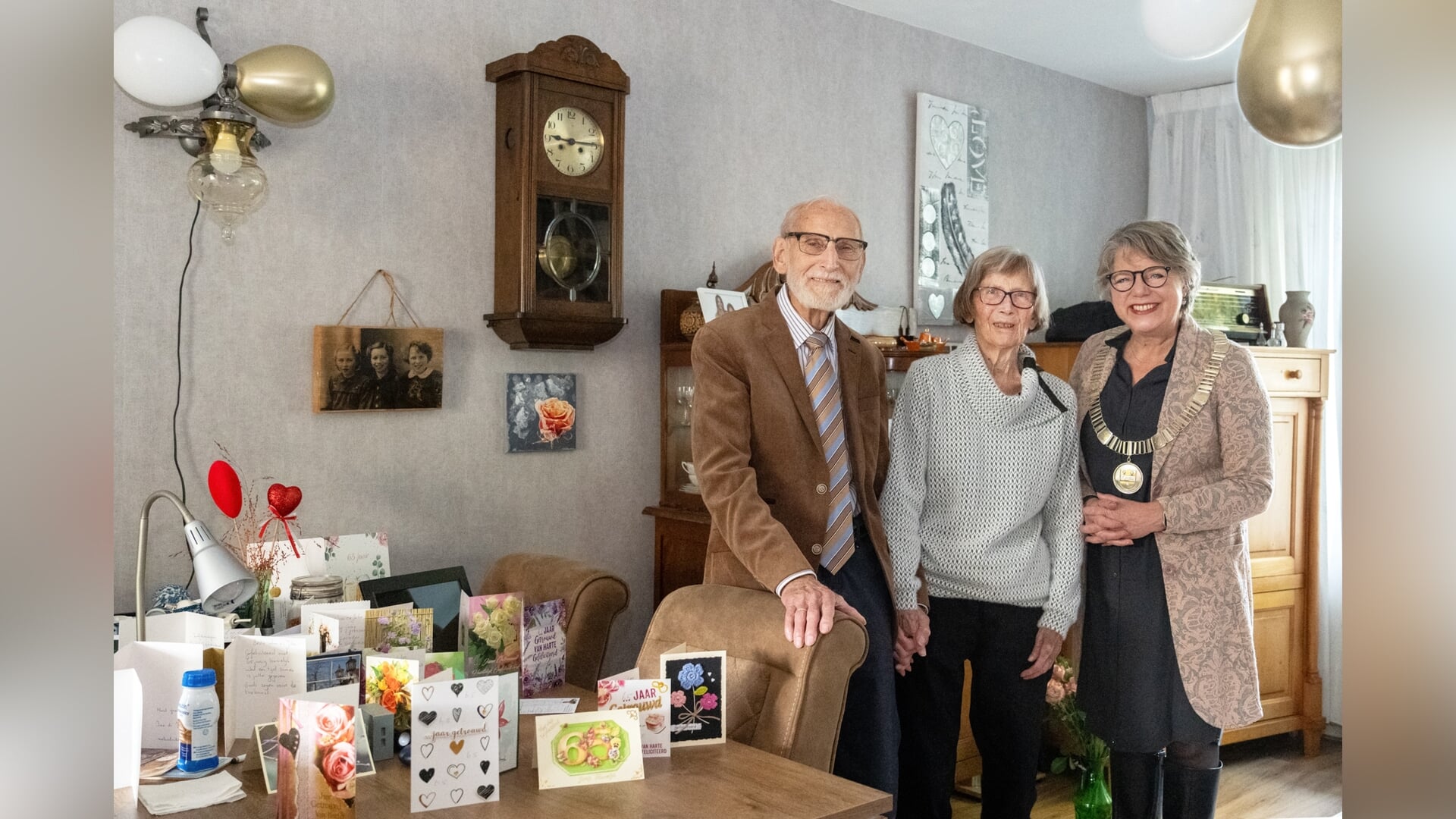 Burgemeester Bonsen bezoekt briljanten bruidspaar in Kamerik