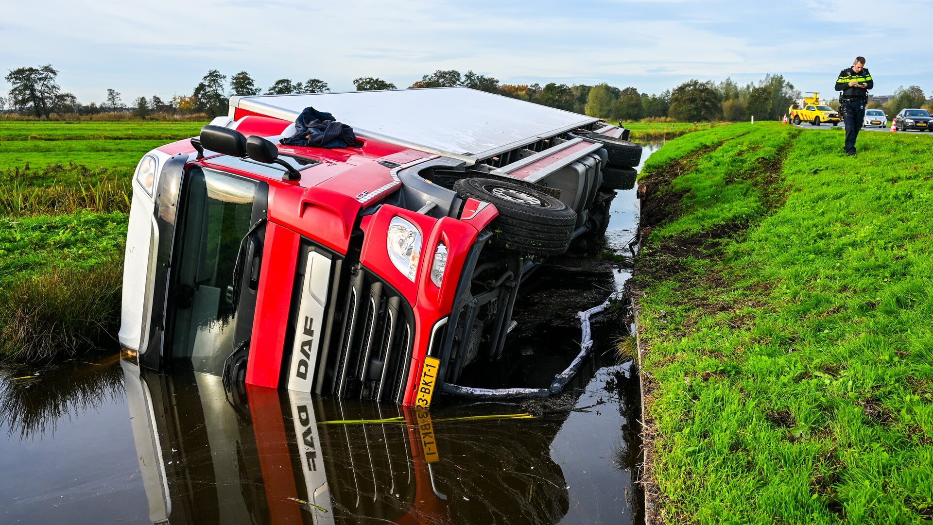 Vrachtauto te water op N207, één gewonde naar het ziekenhuis