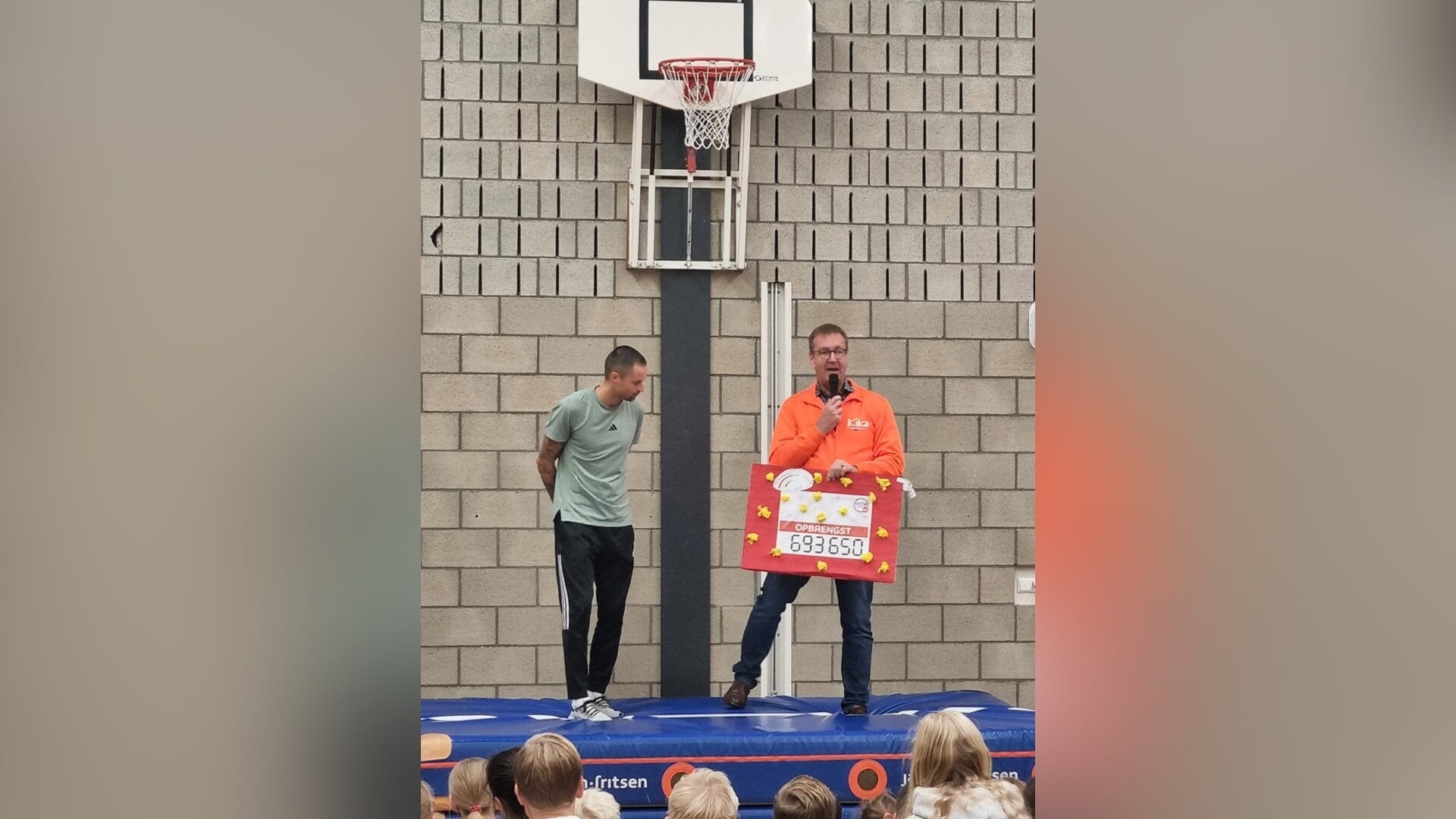 KBS De Regenboog steunt KiKa en start vergroening van het schoolplein